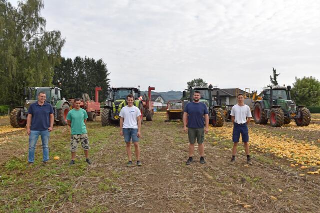 Reinhard Suppan aus St. Veit in der Südsteiermark mit seinem Fuhrpark und Team bei der Kürbisernte in Heimschuh. | Foto: Waltraud Fischer
