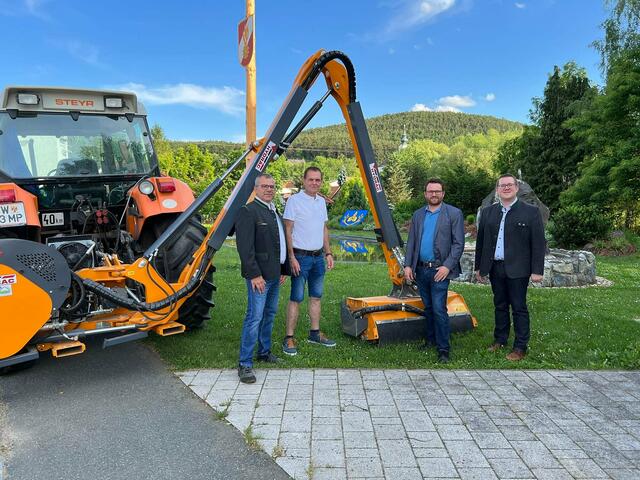 Die Gemeinde Badersdorf erwarb einen neuen Böschungsmäher. | Foto: Lagerhaus SüdBurgenland
