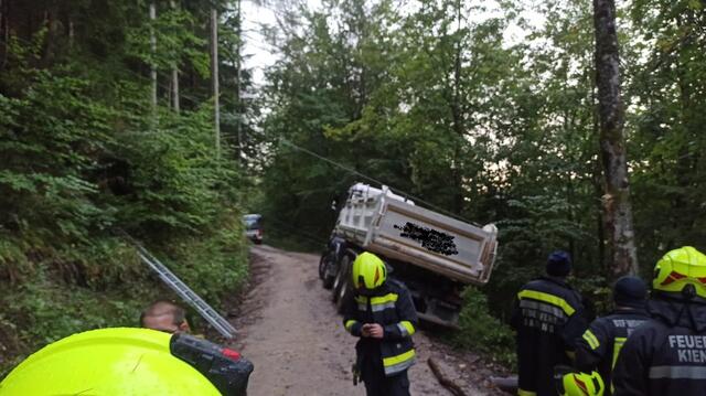 Die Feuerwehr musste einen Lkw in Gaming bergen. | Foto: FF Kienberg/Gaming