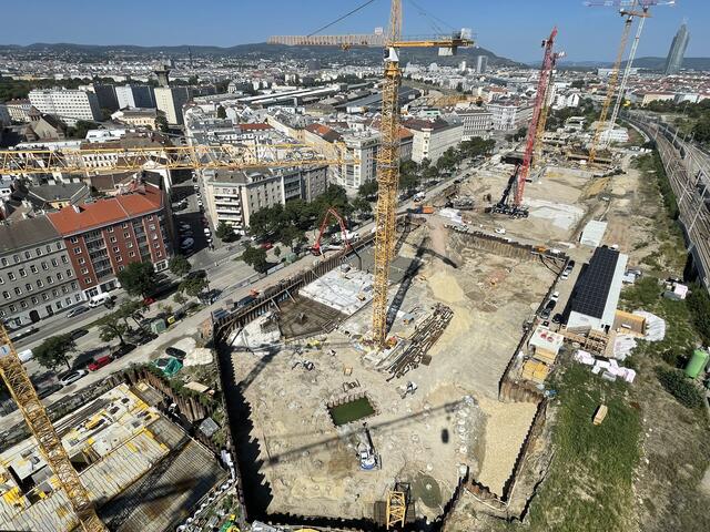 Die Bauarbeiten laufen bereits auf Hochtouren. Aktuell sind 85 Arbeitskräfte im Einsatz, wobei es je nach Bauphase bis zu 200 sein sollen. | Foto: Kathrin Klemm