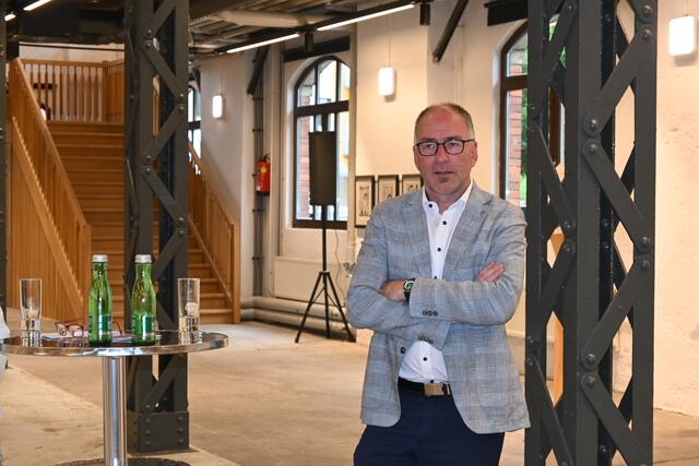 "Hallein ist eine weltoffene Stadt. Die Stadtpolitik wird eine Nulltoleranzpolitik gegenüber den oder die Täter verfolgen", so der Bürgermeister in einer ersten Reaktion. "Das verbrennen einer Flagge geht gar nicht und wird von uns streng geahndet. Wen wir diese Leute erwischen, dann werden sie die volle Verantwortung dafür übernehmen müssen", sagt Alexander Stangassinger.  | Foto: Martin Schöndorfer, 2022