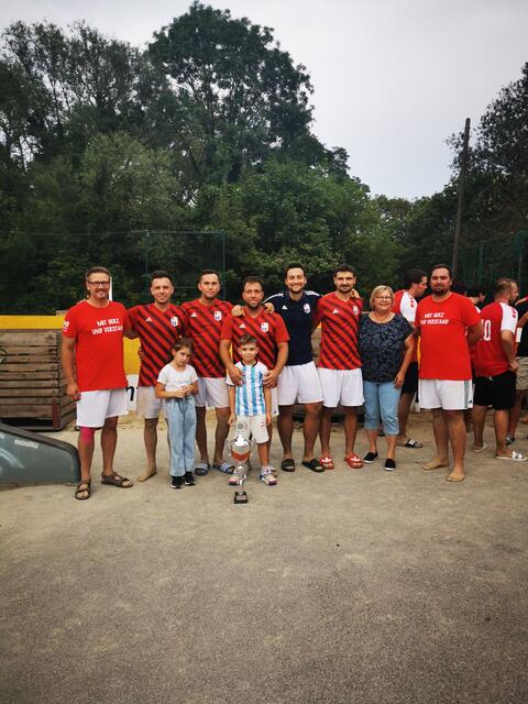 Clemens Nagel links außen, Erika Kolm zweite von rechts außen und Andreas Turecek gratulieren beim Beachsoccer-Cup. | Foto: Gemeinde Leopoldsdorf