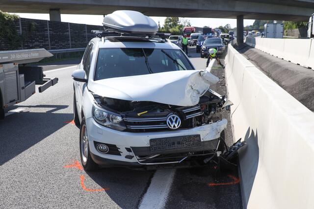 Drei Fahrzeuge waren in den Unfall verwickelt, zwei Personen wurden verletzt. | Foto: Matthias Lauber/laumat.at