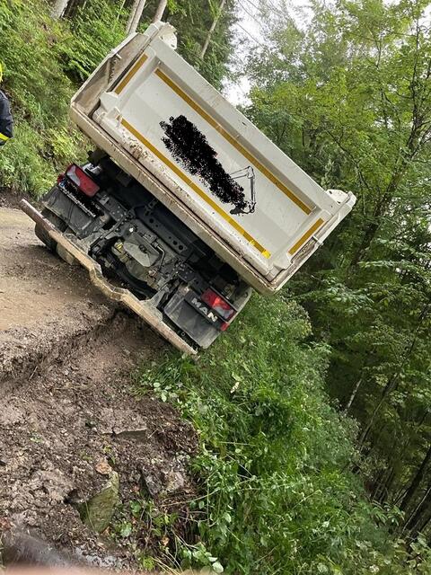 Die Feuerwehr musste einen Lkw in Gaming bergen. | Foto: FF Kienberg/Gaming
