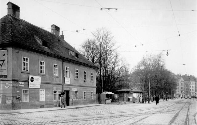 Damals 1935: Die Blumau mit den Sttraßenbahngleisen
Das um 1935 aufgenommene Bild zeigt die Kreuzung Bahnhofstraße - Landstraße. Links das 1937 abgerissene Verzehrsteuergebäude, davor die Abzweigung der Straßenbahn zum Bahnhof. Im Hintergrund der 1829 von Kaffeesieder Bartholomeo Festorazzi angelegte Volksgarten. Seit 2004 fährt die Straßenbahn unterirdisch zum Hauptbahnhof, die Haltestelle Blumau - einst eine wichtige Umsteigestelle - wurde aufgelassen. | Foto: Archiv der Stadt Linz
