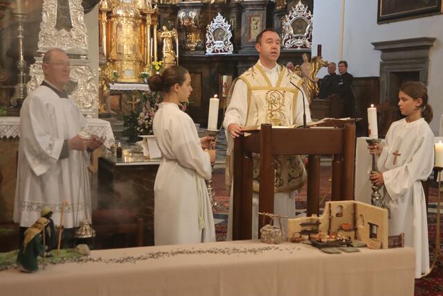 Der Pfarrer beim Evangelium