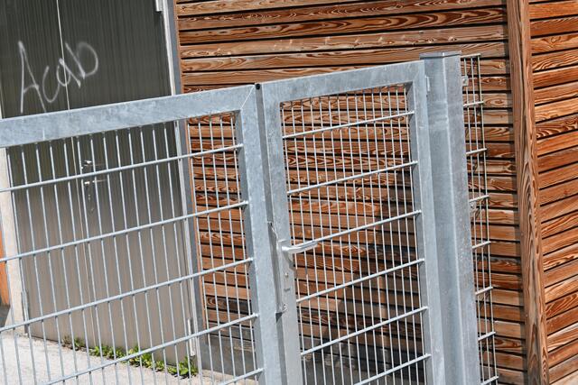 Selbst die verschlossenen Türen schützte das allgemeine Eigentum der Stadt Hallein nicht vor den Vandalen. | Foto: Martin Schöndorfer, 2022