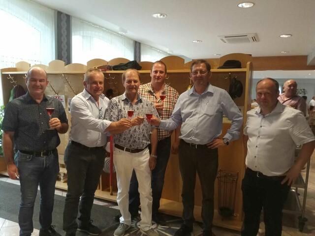 Gratulanten zum 60er: Vizebgm. Rainer Omasits, OV Gerhard Bruckner, Stefan Schitter, Gemeinderat Sascha Fritz, Bgm. Anton Szmolyan und GV Robert Osztovits. | Foto: Gemeinde Weiden bei Rechnitz