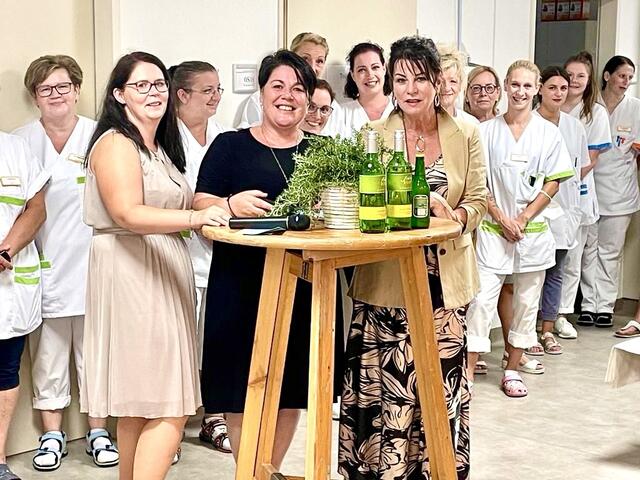 Bei der Eröffnung (v. l.): Heimleitung Kerstin Pernitsch, Pflegedienstleitung Andrea Eisel und Compass-Direktorin Gerlinde Sollhart  | Foto: Compass