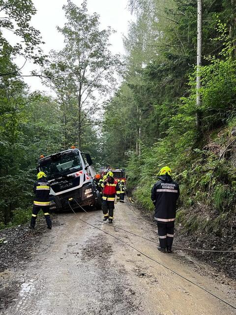 Die Feuerwehr musste einen Lkw in Gaming bergen. | Foto: FF Kienberg/Gaming