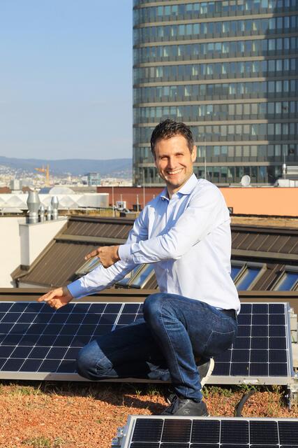 General Manager Andreas Purtscher vor der neuen Photovoltaik-Anlage auf dem Dach des Hotel Zeitgeist Vienna in 1100 Wien | Foto: Zeitgeist Vienna / Schachner