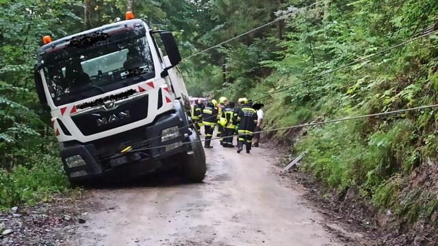 Die Feuerwehr musste einen Lkw in Gaming bergen. | Foto: FF Kienberg/Gaming