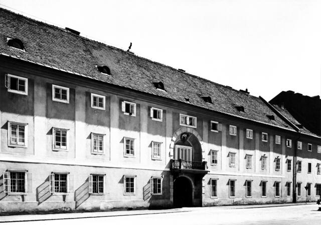 Damals 1930: Das Stadtbrauhaus an der Donaulände
Das Linzer Stadtbrauhaus an der Unteren Donaulände 28 ging auf das Jahr 1638 zurück. Es wurde 1869 an die Gebrüder Hatschek verkauft, die nach der Errichtung eines neuen Brauhauses an der Kapuzinerstraße in diesem Gebäude die Mälzerei beließen. Der Balkon mit gemaltem Linzer Stadtwappen über dem Einfahrtstor wurde 1887 errichtet. Das Brauhaus wurde 1944 durch Bomben schwer beschädigt und 1973 abgebrochen. | Foto: Archiv der Stadt Linz