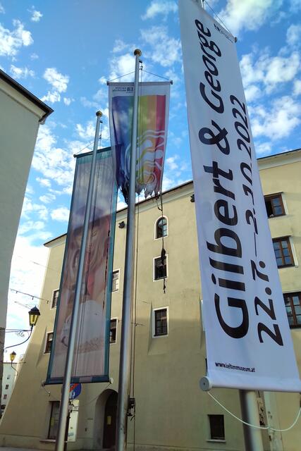 Die abgefackelte Pride-Fahne vor dem Keltenmuseum. | Foto: Keltenmuseum