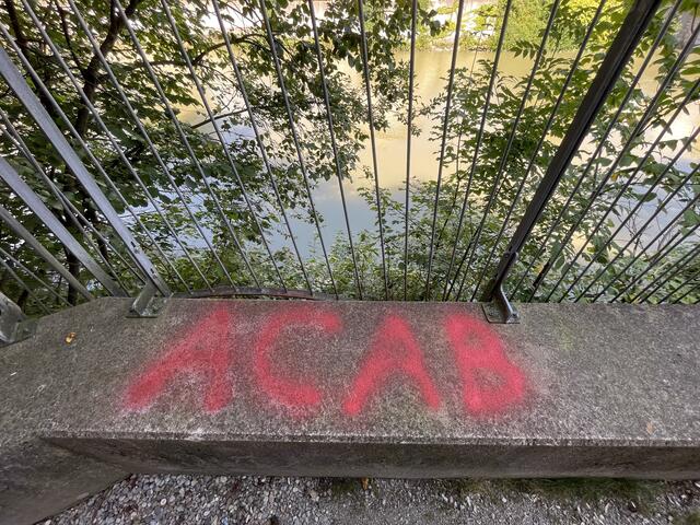 Das Akronym A.C.A.B. steht für "All cops are bastards". Was übersetzt "Alle Polizisten sind Bastarde" oder sinngemäß "Alle Bullen sind Schweine" heißt.   | Foto: Martin Schöndorfer, 2022