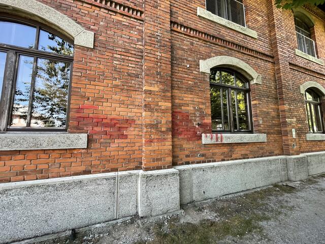 Letzte Reste der homophoben Parolen auf der erst frisch reservierten Mauer des Ziegelstadls. | Foto: Martin Schöndorfer, 2022