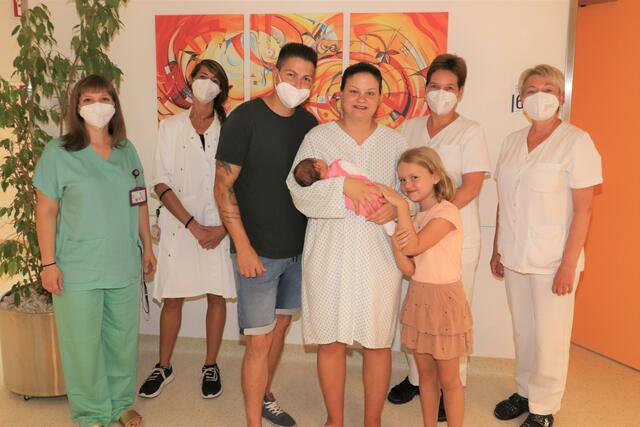 Zur Geburt ihrer Tochter Lia, die gleichzeitig das 500ste Baby des heurigen Jahres im Landesklinikum war, gratulierten den glücklichen Eltern Lena Huber und Marcel Peter und der stolzen Schwester Laura: Die leitende Hebamme Jutta Bartl, Assistenzärztin Magdalena Zorzi (Abteilung für Gynäkologie und Geburtshilfe), Bereichsleitung Monika Pichler und Brigitta Schamböck (v.l.n.r.)
  | Foto:  NÖ LGA / Landesklinikum Mistelbach-Gänserndorf