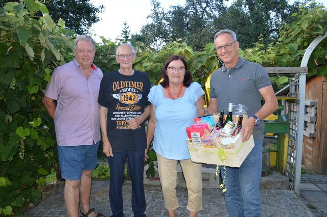 Brunnenthaler Bürgermeister Roland Wolmuth und Gemeindevertreter Alois Grasmeier gratulieren Ehrenringträger Johann Starr zu seinem 80. Geburtstag. | Foto: privat