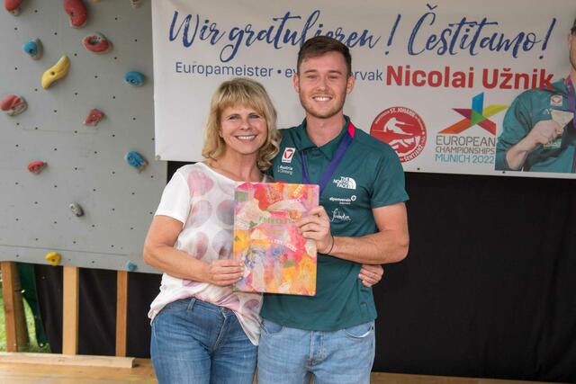 Bürgermeisterin Feinig gratulierte Europameister Uznik. | Foto: Gemeinde Feistritz/Rosental