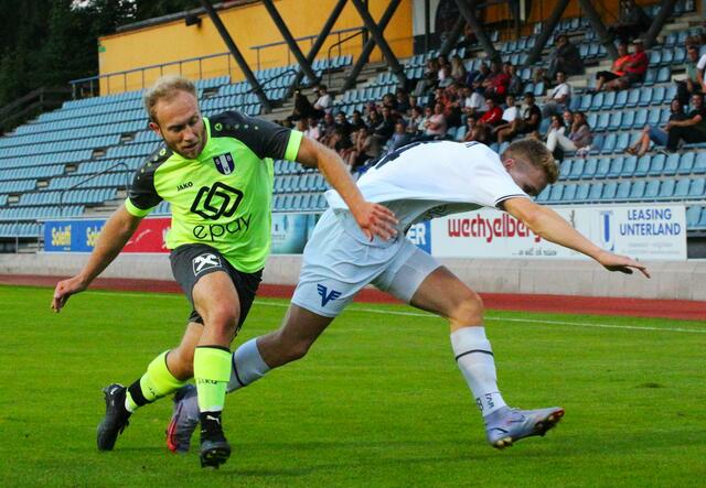 Lieferten sich einige Duelle - Philipp Schmidt (Brixen, li.) und Marlon Beslic (Kufstein, re.). | Foto: Schwaighofer
