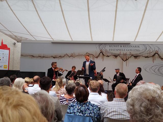 Die Wiener Philharmonia Schrammeln und Günther Groissböck brachten das Publikum zum Schwärmen.