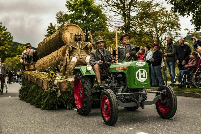 Der weltgrößte Heucorso mit kreativen Figuren. | Foto: art_of_sight