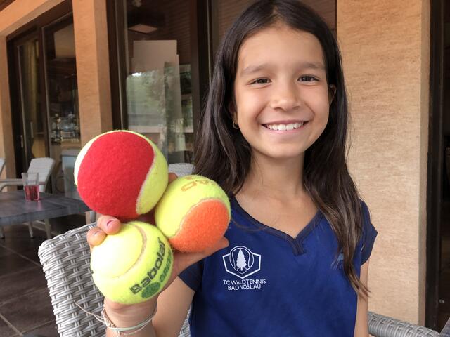 Aylin Abdysamedov mit den drei verschieden weichen Arten von Bällen, mit denen Kinder verschiedener Altersstufen im Tennis spielen | Foto: Stockmann