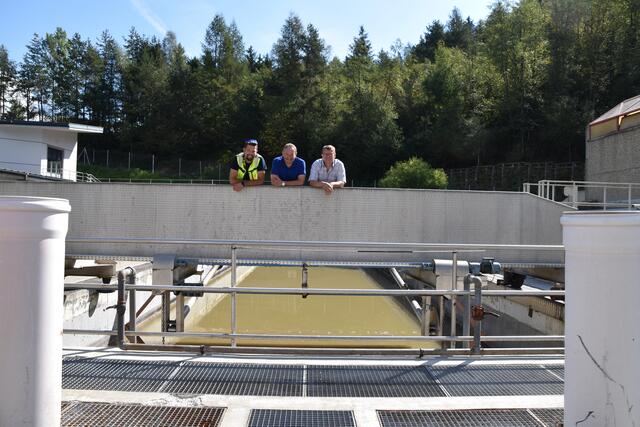 Im Bild v.r.: Der neue Obmann des Abwasserverbands Stubaital, Raimund Schmidt, Verbands-GF Hannes Ellmerer und Klärfacharbeiter Lukas Pfurtscheller | Foto: Kainz