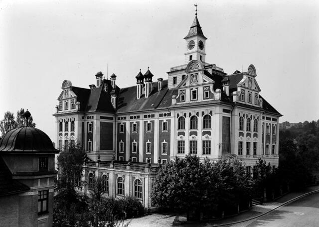 Damals 1908: Die Römerbergschule an der Donatusgasse
In der Zeit der großen Schulneubauten am Beginn des 20. Jahrhunderts wurde dieser neobarocke Schulbau an der Ecke Donatusgasse/Ritzbergerstraße/Lessingsstraße in den Jahren 1907-1908 vom Dombaumeister Matthäus Schlager errichtet. Die Schule wurde 1908 eröffnet und war als Doppelvolksschule für Knaben und Mädchen konzipiert. Markantes Merkmal ist der Uhrturm, der auf das Dach des Gebäudes aufgesetzt wurde. | Foto: Archiv der Stadt Linz