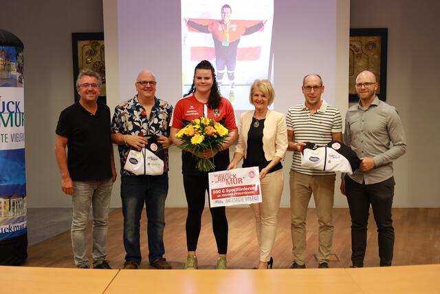 Europameisterin Johanna Pfeilstöcker (Mitte) mit Bürgermeister Peter Koch, Vater Michael Pfeilstöcker, Vizebürgermeisterin Andrea Winkelmeier, Sportreferent Christian Mayer und Trainer Christian Kathrein. | Foto: 'Stadt Bruck/Maili