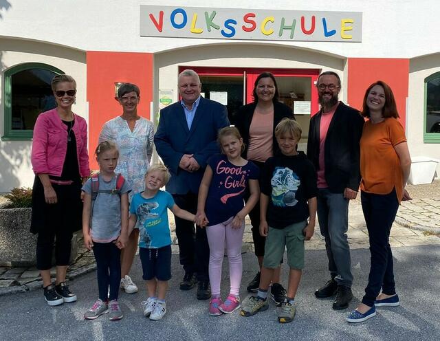 Vlnr.: Marlene Steiger-Brugger (VZBGM.), Helene Bachler (Kindergartenleiterin), Andreas Schweinberger (BGM), Claudia Egger (Verein "Pfifferlingsplatzl"), Hansjörg Schöppl (stellvertretender VS Direktor) und Christina Nindl (Verein "Pfifferlingsplatzl"). | Foto: Leader Region Nationalpark Hohe Tauern