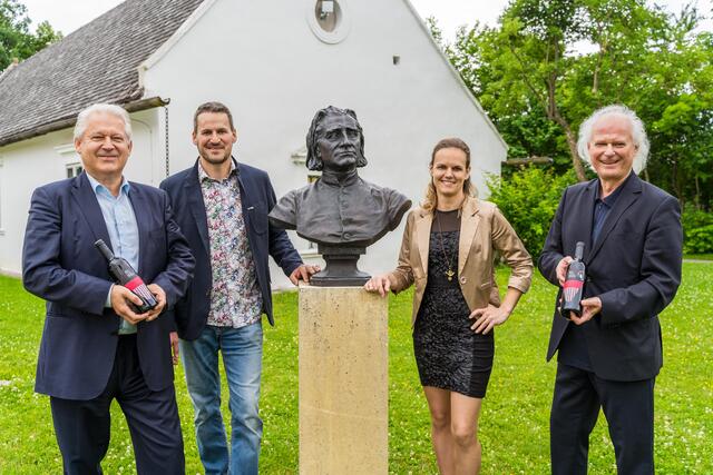 Festival-Intendanten Eduard und Johannes Kutrowatz mit Michael und Melanie Lehrner vom Weingut Iby-Lehrner. | Foto: Laura Jagoschütz für Liszt Festival Raiding