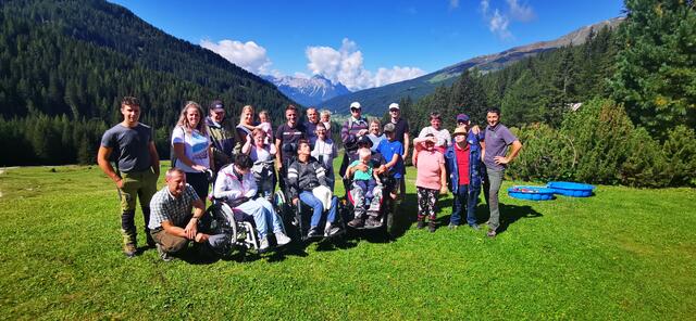 Gruppenbild mit den Organisatoren der BFI Steinach, den KlientInnen und BetreuerInnen der Lebenshilfe und Familie Penz von der Weirich-Alm in Navis | Foto: BFI Steinach