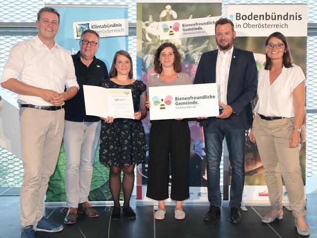 v.l.n.r.: Landesrat Stefan Kaineder, Vizebürgermeister Thomas Hintermaier, Klimabündnisbeauftragte Christina Sammer, Bienenbeauftragte Bianca Elefant, Bürgermeister Gerhard Gründl, Projekt-Koordinatorin Gerlinde Larndorfer | Foto: Gemeinde Schörfling