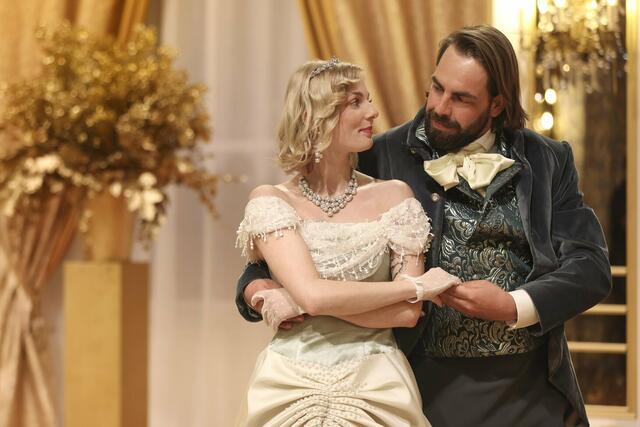 Tanzen auf einem echten Ball: Darauf dürfen sich die Prinzessinnen freuen.  | Foto:  Joyn/ProSieben/Nadine Rupp