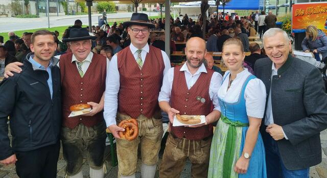 Von links nach rechts: Vizebürgermeister Robert Bimminger, Johann Eckschlager, Obmann Sepp Ebner, Andreas Fenninger, Bauernherbst-Projektleiterin Eveline Bimminger und der Landtagsabgeordnete Josef Schöchl. | Foto: Schöchl