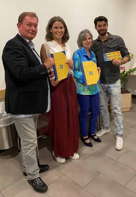 Bürgermeister Herbert Janschka, Verena Resch (Treffpunkt Bibliothek), Arntrud Prokop (Bibliothekarin Wiener Neudorf), Otto Jaus. | Foto: Treffpunkt Bibliothek