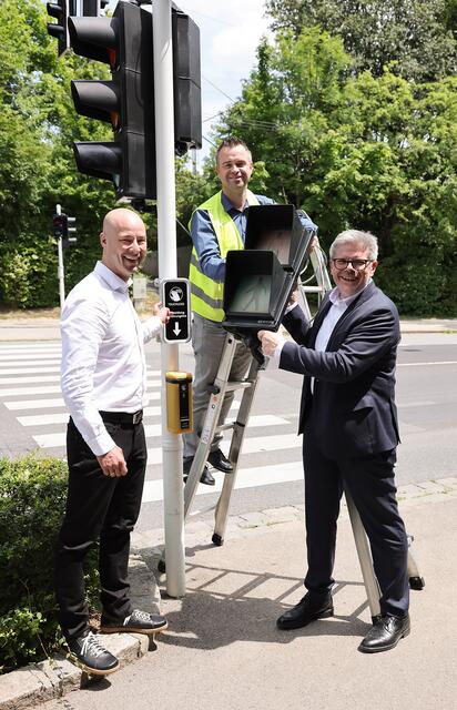 Von links: Vizebürgermeister Martin Hajart (ÖVP), Markus Punzenberger (Siemens) und Günther Schallmeiner, Siemens-Niederlassungsleiter für OÖ, mit der neuen Ampelanlage mit  „Touchless-Funktion“.

 | Foto: Stadt Linz