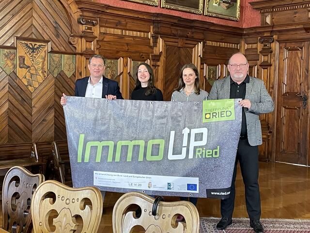 Bürgermeister Bernhard Zwielehner, Leader-Managerin Rita Atzwanger, Stadtmarketing-Projektleitung Olga Fedik, Stadtmarketing-Geschäftsführer Roland Murauer | Foto: BRS/Stockhammer