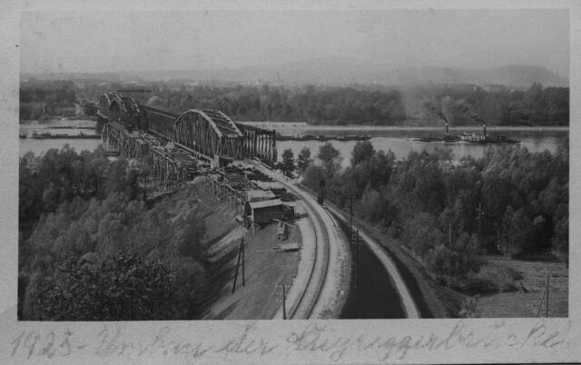 Steyregger Eisenbahnbrücke (1925). Ihr Umbau dauerte von 01. November 1924 bis 19. Juli 1926. | Foto: Sammlung Johannes Gstöttenmayer 