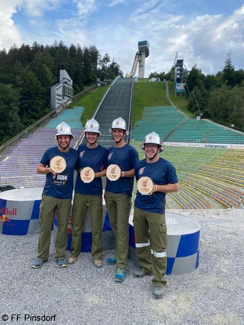 Die Pinsdorfer mussten sich im Fotofinish auf der Bergisel-Schanze geschlagen geben. Platz zwei kann sich trotzdem sehen lassen. | Foto: FF Pinsdorf