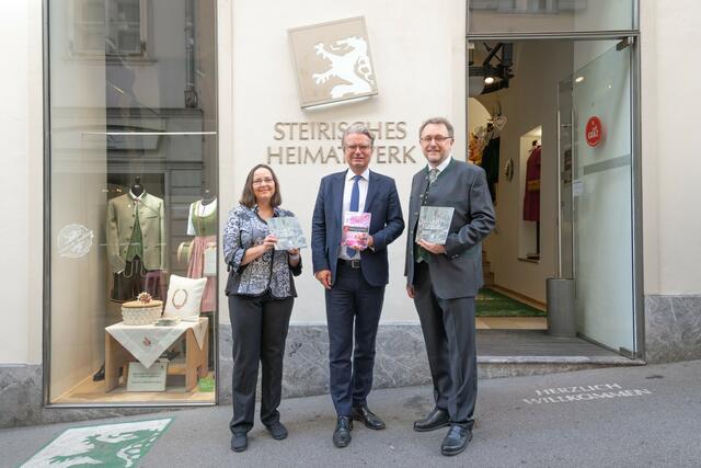 Zum Jubiläum: Michaela Feiner-Wuthe, LH Christopher Drexler und Anton Wilflinger mit dem neuen Band „Gedichte und Geschichten - 65 Jahre Bund Steirischer Heimatdichter“ | Foto: Archiv Heimatdichter