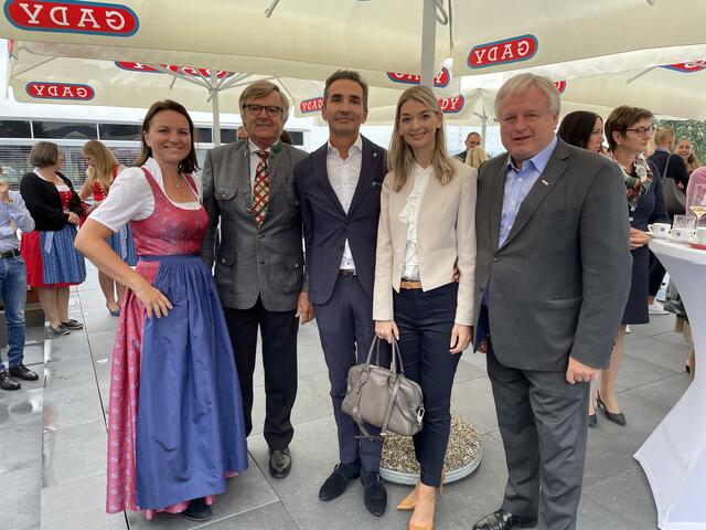 Martina Roth in der Festtagstracht Edition Gady mit Gerhard Wohlmuth, Dietmar und Doris Schweiggl sowie Josef Majcan.  | Foto: B. Gady