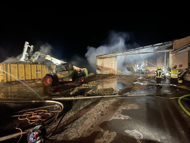 Das brennende Stroh kontrolliert abtransportiert werden. | Foto: Feuerwehr Leithaprodersdorf