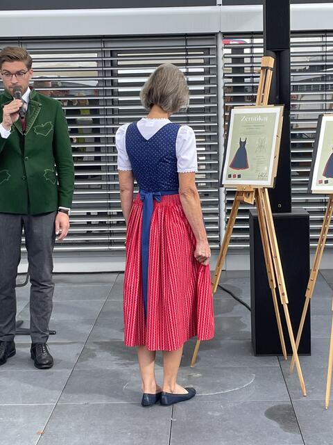 Der Rücken im V-Schnitt mit Abnähern kennzeichnet die Alltagstracht. | Foto: B. Gady