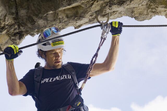 Volle Konzentration: Christoph Strasser am Bert Rinesch-Klettersteig auf dem Weg zum Gipfel des Großen Priel | Foto: ServusTV