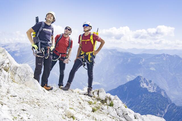 Berg- und Schiführer Heli Steinmassl mit den Extremsportlern Wolfgang Fasching (re.) und Christoph Strasser (li.) | Foto: ServusTV