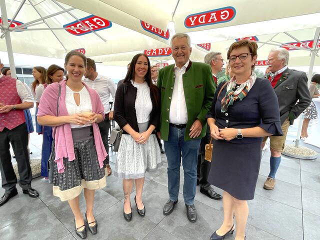 Bürgermeister Karl Kowald als Hahn im Korb. | Foto: B. Gady