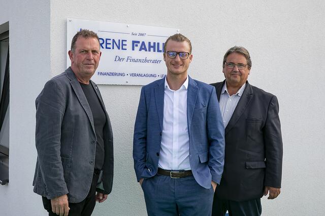 Bürgermeister Walter Novak, Finanzdienstleister René Fahler und Nationalratsabgeordneter Josef Muchitsch bei der Eröffnung. | Foto: Michael Baumann