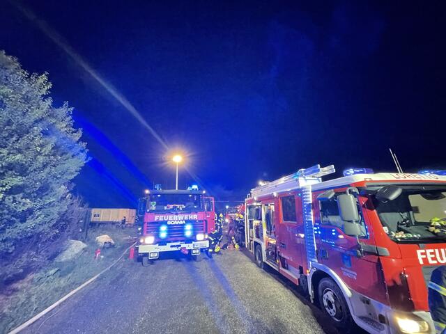 Neben der Feuerwehr Leithaprodersdorf waren auch zahlreiche Feuerwehren aus der Umgebung bei der Brandbekämpfung im Einsatz. | Foto: Feuerwehr Leithaprodersdorf